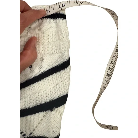 Elegant Cream and Black Knit Dress - Picture 12 of 16